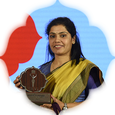 Bureaucrat  Vijaya Jadhav wins the Devi Award for her zero tolerance of corruption and transparent administration