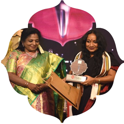 Sharanya Manivannan receive the Devi award from Governor of Puduchery and Telangana Tamilisai soundararajan